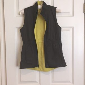 Reversible black and yellow vest